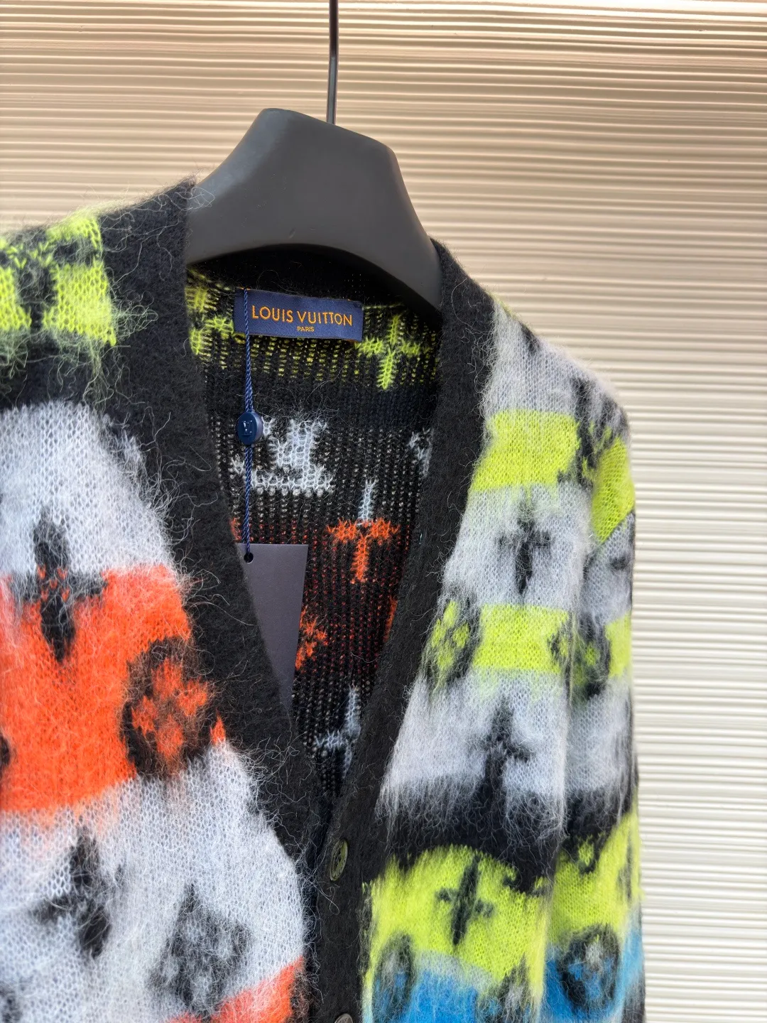 LOUIS VUITTON colorful mohair cardigan ●Original version: Purchased and developed for 13400 ●Item number: 1682122-C75 ●Fabric: mohair fabric ●Technology: Knitted production ●Color: Color ●Version: Fitted version ●Weight: about 610 grams ●Size: XS-S-M-L ●Description: Custom-woven mohair 67% + nylon 28% + sheep wool 5% yarn, purchased rich and finely ground mohair, imported Stoll weaving, full body alignment and stripe stitching, with black and white gray tones to highlight the full Monogram For the pattern, the mohair has been washed and naturally milled. After the shirt is woven, you need to manually remove the dotted lines that hang the hair, draw the knots and sew them. After sewing, wash and iron them to shape, then remove the clamps and catch the hair, wash it after catching it, and finally catch the hair again to achieve the same wool feel and effect as ZP. The process is very complicated. The overall wiring is straight and delicate, the fabric is comfortable and soft, and the color is consistent without color difference. It can be matched with the same style to create a fashionable look and control various occasions. Customized accessories, complete with three standards, same style for men and women!
